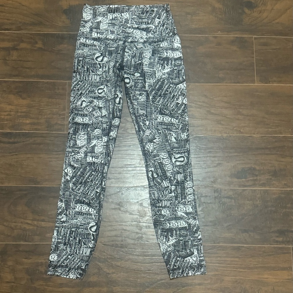 NWOT LuLu Lemon sz 2 logo cropped leggings.